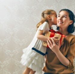 Magnificent Christmas Gifts for Mom from Daughters