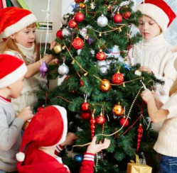 Make Decorating Your Christmas Tree a Family Event