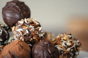 Truffles_with_nuts_and_chocolate_dusting_in_detail